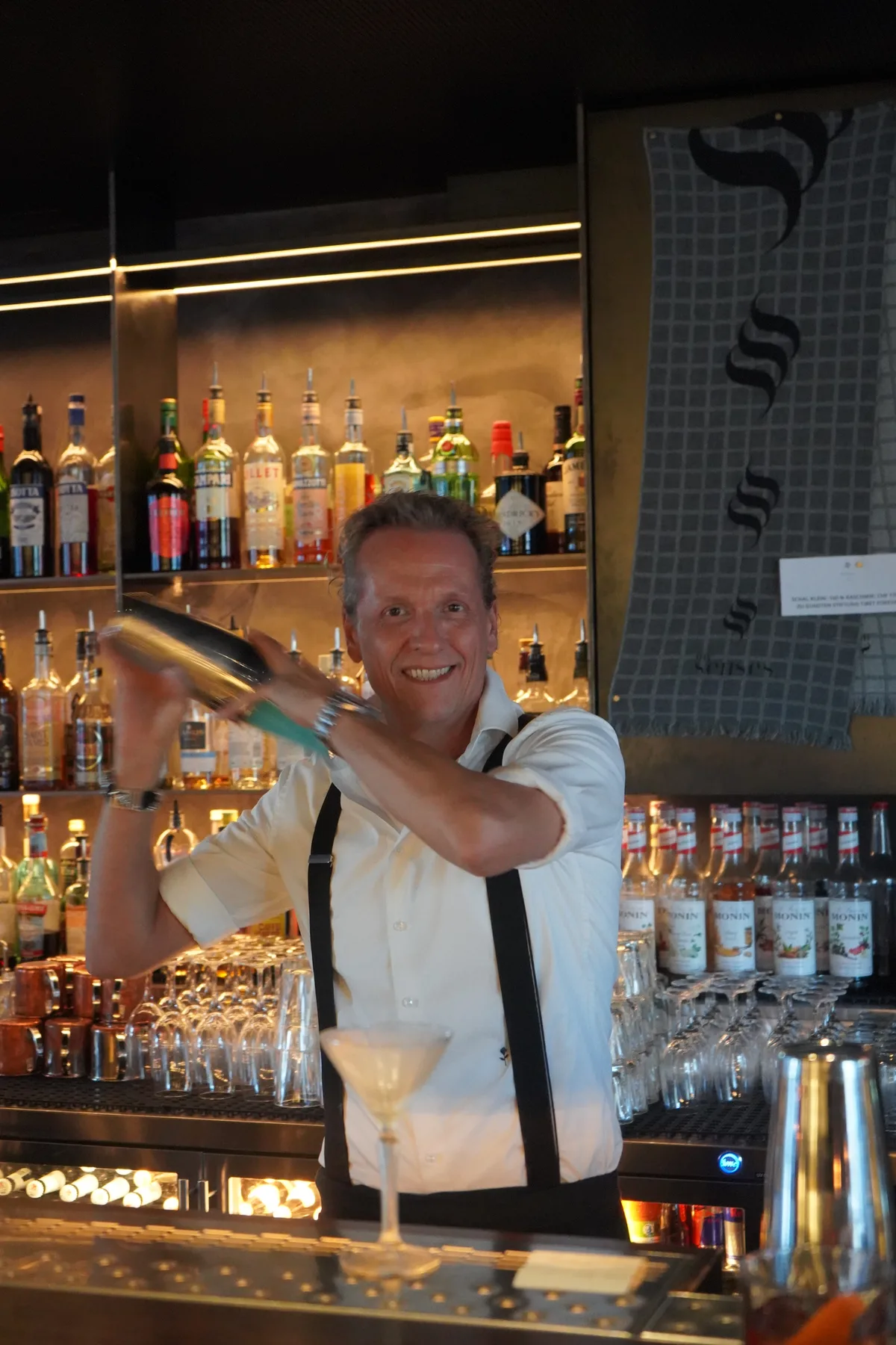 Ein Barkeeper mixt einen Drink.